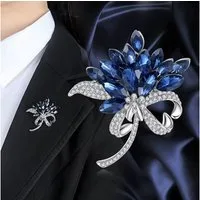 MayTree Brosche "Blumenstrauß", mit Strass-Steinen blau (Stück, 1-tlg), Metallbrosche in Form eines Blumenstrasses aus blauen Glassteinen