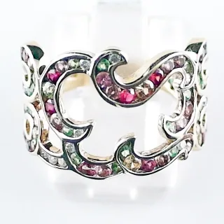 9k Gelbgold-Ring mit bunten Edelsteinen – Kunstvolles Ornament-Design mit Demantoiden, Saphiren und Rubinen
