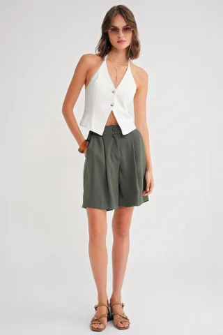 Hochtaillierte Kurzshorts mit Knopf und Taschen