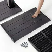Arebos Solardusche PVC Bodenplatte rutschfest wetterfest stabil für Garten Dusche Pool, Belastbar, witterungsbeständig und vielseitig einsetzbar