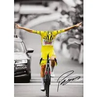 TPFLiving Kunstdruck (OHNE RAHMEN) Poster - Leinwand - Wandbild, Radsport-Weltmeister Tadej Pogacar, Kuss, Roglic Leinwandbild (Leinwandbild XXL), Farben: Gelb, Grau, Schwarz, Blau, Orange -Größe: 20x30cm