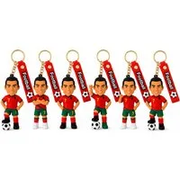 GOLDIA GMBH Schlüsselanhänger Fußball Anhänger Ronaldo Bagclip PVC Figur mit Band – 1 von 6 Designs (Set, 1-tlg., Geschenk-Set), 1 Schlüsselanhänger zufällig aus 6 verschiedenen Fußball-Designs
