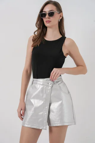 Hochtaillierte Metallische Mini-Shorts mit Knopfverschluss
