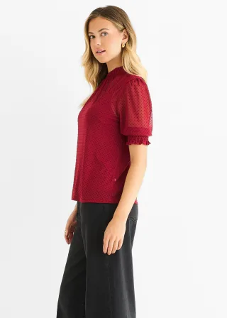 Rote, locker sitzende Bluse mit hohem Kragen und Spitzenbesatz