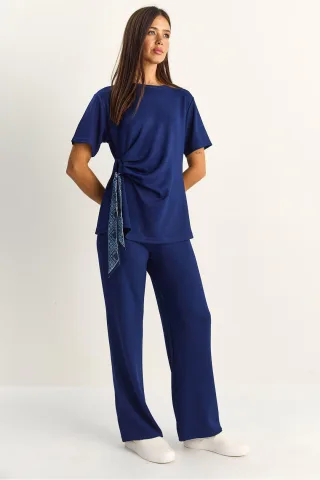 T-Shirt und Hose Zwei-Teiler mit Zubehördetails