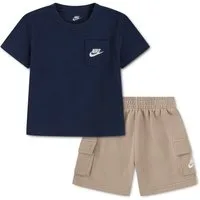 Nike Sportswear T-Shirt & Shorts NKB B NSW PKT TEE FT SHORT SET (2-tlg) Set aus T-Shirt und Shorts, für sportliche Aktivitäten