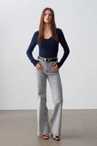 Slim Fit V-Ausschnitt Rippstrickpullover