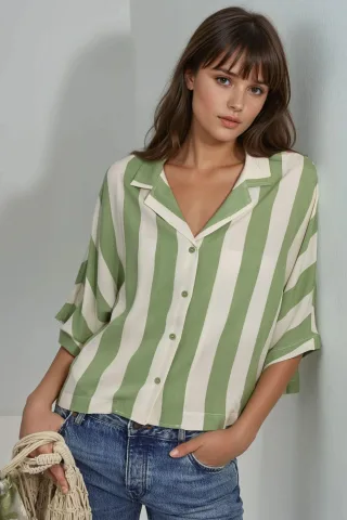 Entspannt geschnittenes gestreiftes Button-Up-Shirt
