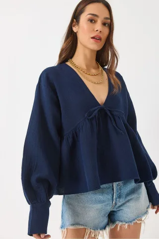Strukturierte V-Ausschnitt-Crop-Bluse mit Schleifenband