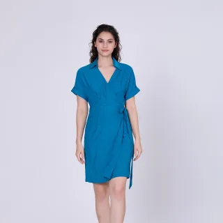 Minimalistisches Wickelkleid und italienischer Kragen