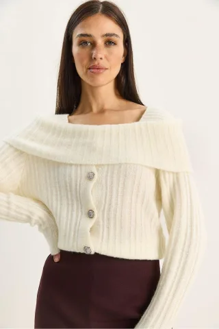 Strickpullover mit Madonna-Kragen und Knöpfen