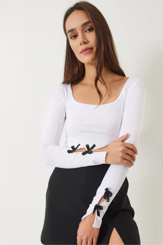Slim Fit U-Ausschnitt-Bluse mit Schleifendetail