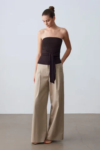Trägerlose Slim-Fit-Jersey-Bluse mit Bindegürtel