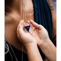 Crystal and Sage Jewelry Kette mit Anhänger Lapislazuli Dreieck Halskette
