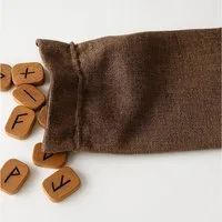 Königsfurt-Urania Verlag Spielesammlung Runen aus Holz: 24 Runen aus Buchenholz im Stoffbeutel