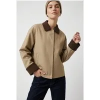 pieces Kurzjacke PCJORMA SHORT LIGHT JACKET NOOS BC mit farblich abgesetztem Kragen und Bündchen