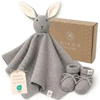 DIKOS Kuscheltuch SCHMUSE-Hase mit Söckchen 100% Bio-Baumwolle PREMIUM Geschenkset, (Strick-Set, Schnuffeltuch mit süßem Hasen - perfekt als erster Kuschelfreund), Geschenk zur Geburt, Babygeschenk, Erstausstattung Neugeborene