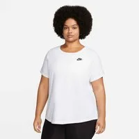 Nike Sportswear T-Shirt CLUB ESSENTIALS WOMEN'S T-SHIRT (PLUS SIZE) etwas weiterer Schnitt, kürzere Länge am Body, sportlicher Stil