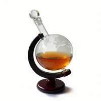 Lantelme Karaffe mit Holzständer Cognac Whisky Glas Holz Gin Wein Rum Dekanter 800ml, Geschenkidee für Frauen und Männer, Glaskaraffe Weltatlas Gravur