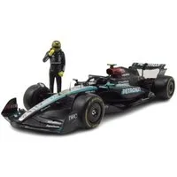 Bburago Modellauto Mercedes AMG W15 E #44 Formel 1 2024 mit Hamilton Figur, Maßstab 1:24