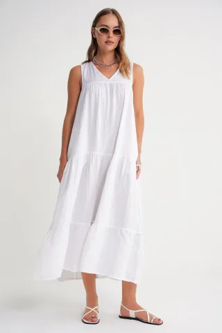 Ärmelloses V-Ausschnitt-Mulldress mit Taschen in Midi-Länge