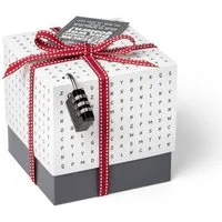 SURPRISA Geschenkbox Rätzel Geschenkbox, Geldgeschenk Verpackung & Gutschein Geschenk Box (inkl. 3-stelligem Zahlenschloss), Geschenkkarton Buchstaben-Rätsel, 12,5 x 12,5 x 12,5 cm, weiß