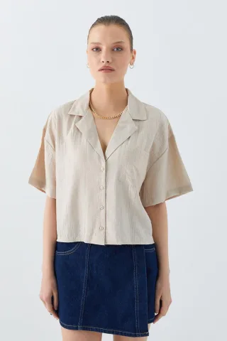 Lässig geschnittenes Button-Up Cropped-Shirt mit Tasche