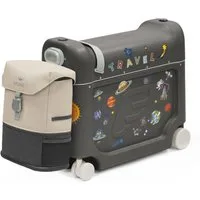 Stokke Kinderkoffer JetKids Reiseset - Enthält Aufsitzkoffer & Bordbett + Crew Backpack, 4 Rollen, Ideal für kurze und lange Reisen