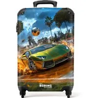 NoBoringSuitcases.com© Kinderkoffer Sportwagen kracht mit Ball durch Fußballfeld 55x35x20cm, 4 Rollen, Handgepäck Koffer, Hartschalenkoffer Kinder, Reisekoffer Jungen