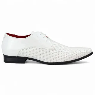 Weiße formelle Herrenschuhe mit spitzer Spitze und perforiertem Schnürschuh