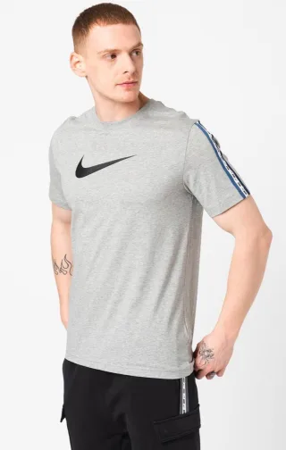 Nike Sportswear Repeat T-Shirt Club in Grau