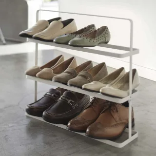 Schuhregal platzsparend 3 Etagen mit Griff 50x46x14cm | Yamazaki Tower Metall weiß Organizer für 6 bis 9 Paar Schuhe im Flur und Kleiderschrank.