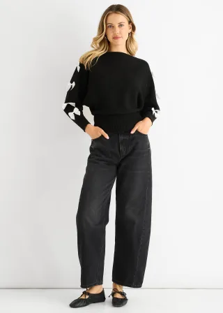 Schwarzer Pullover mit Schrägschnitt am Ausschnitt und Schleife