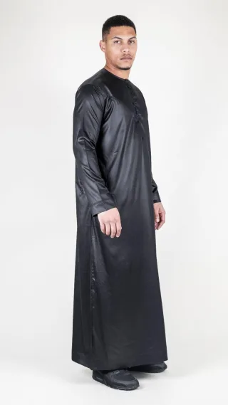 Schwarzes Thobe-Gewand für Herren aus Satin, emiratische islamische Jubba Eid, schmale Passform