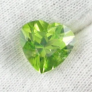 AAA Peridot in olivgrün 4,64 ct - Herz multifacettiert - 10,34 x 10,90 x 7,32 mm