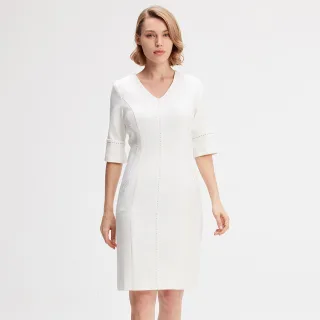 Kurzes Kleid mit kontrahierten Nähten