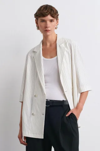 Langer gestreifter Blazer mit Schalkragen