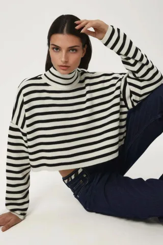Hochgeschlossener Crop-Pullover