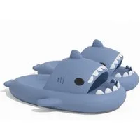 Corimori Bequeme Hai Badeschuhe im Haifisch-Design Badeschuh (Packung, Geschenk) lustige, rutschfeste, schnell trocknende Badeschlappen EU Größe 34-35