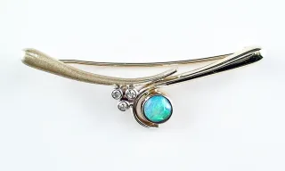 14k Gelbgold Brosche / Krawattennadel mit Black Crystal Opal und Diamanten – Elegante Designer-Brosche mit Top GEM Class Black Crystal Opal