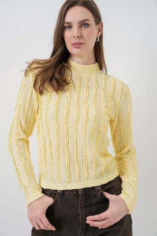 Strukturierte Slim-Fit-Halbrollkragenbluse