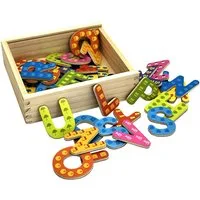 TikTakToo Magnettafel Magnetische Buchstaben in Holzkiste – ABC-Lernspiel mit Anlautbildern, (37-tlg), Magnetisch beschichtet, Praktische Holzkiste, Pädagogisch wertvoll