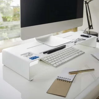 Yamazaki Monitorbank ergonomisch 58x8x24cm Metall weiß. Minimalistisches Design für einen hellen, aufgeräumten Arbeitsplatz und gesünderes Arbeiten.