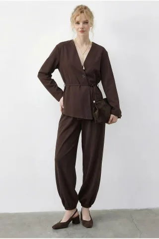 Bluse mit Gürtel und Jogginghose im Zweiteiler-Set