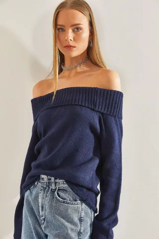 Strukturierter Strickpullover mit Madonna-Kragen