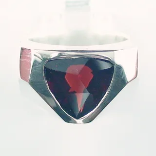 Massiver 935er Silberring mit 7,55 ct natürlichem Granat im Triangelschliff