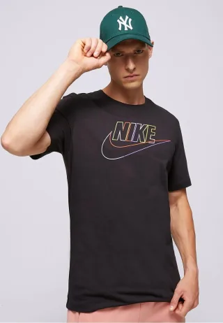Nike M NSW Club+ BRD PK HBR T-Shirt in Schwarz