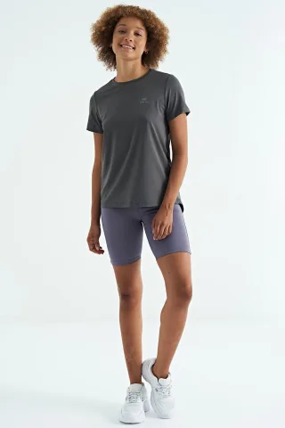 Damen T-Shirt mit entspanntem Rundhalsausschnitt und seitlichen Schlitzen
