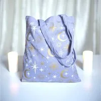 Something Different Schultertasche Pastel Skies Pastell Stofftasche in violett – Lavendel Mond & Sterne, leichte Canvas Stofftasche mit himmlischem Lavendel-Print