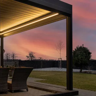 Pergola mit Beleuchtung, LED-Leiste umlaufend, elektrische Terrassenüberdachung aus Alu, Weiß, 2 Pfosten, Anthrazit RAL 7016, nach Maß